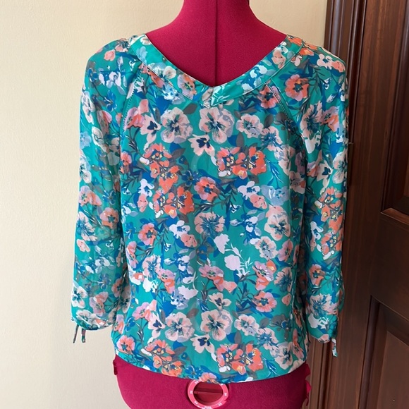 LC Lauren Conrad  Top  blouse, V-neck&back floral Light green peach blue Size XS - Picture 8 of 9
